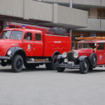 fwv-feuerwehrverein-lenzburg-rolls-royce-und-tanker-seitlich-schraeg-vor-magazin