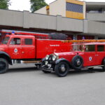 fwv-feuerwehrverein-lenzburg-rolls-royce-und-tanker-seitlich-vor-magazin